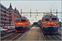 Die SJ Rc2 1041 und SJ Rc5 1339 stehen in Helsingborg F, dem Fährhafenbahnhof nach Dänemark, der bis zur Eröffnung der Tunnel/Brücken Strecke von København nach Malmö im Jahre 2000 in Betrieb war.

Analogbild vom 14.02.1988 