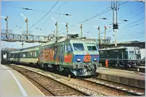 Die SOB Märklin Metallkasten Re 4/4 IV (Re 446) wartet unter der schönen Signalbrücke in Romanshorn mit ihrem Voralpenexpress nach Luzern auf die Abfahrt.
Fotografiertes Analogbild. 
26. Sept. 1996