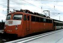 113 312 in Landshut Hbf Sommer 1997 vor einem EC Richtung M�nchen