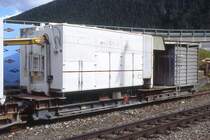 RhB - P 10055 am 22.08.2007 in Zernez - privater Baudienst-Container-Tragwagen 4-achsig - Baujahr 1942 - SIG - Gewicht 18,10t - Zuladung 29,00t - L�P 12,70m - zul�ssige Geschwindigkeit 60 km/h - Lebenslauf: ex P (O1) 8312 HOWAG - 1960 RhB OR6 8312 auf BM - 1969 Ua 8312 - 04/2004 P 10055 Fa. Laich
