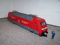 Meine 101er von meiner LGB-Modelbahnanlage hat heute, am 21.November 2007 die  PEP - Werbung  bekommen ( Aufschrift: Unsere Z�ge schonen die Umwelt - Unsere Preise schonen Ihren Geldbeutel ) Diese Lok habe ich normal als verkehrsrote 101er bei LGB ohne Werbung gekauft, nun habe ich mir aber noch ein zweite 101er gekauft, damit ich auf meiner LGB Anlage eine 101 Doppeltraktion machen kann, damit es etwas besser aussieht, habe ich diese 101er als 101 mit PEP dekoriert (dies gibt es nicht bei LGB zu kaufen, selbst dekoriert). Das ist mein Ergebnis. Was sagt ihr dazu? Ich find´s klasse:-)