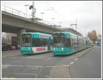 Am 18.11.2007 bot sich auf den seit 2001 nicht mehr planm�ssig befahrenen Stra�enbahngleisen vor dem Westbahnhof in Frankfurt am Main ein seltenes Bild: Gleich drei Stra�enbahnz�ge der Linie 16 standen dort, von links nach rechts der 2. Zug mit S-Triebwagen 206 (Baujahr 2004), der 3. Zug mit S-Triebwagen 242 (Baujahr 2005) und der 4. Zug mit S-Triebwagen 245 (Baujahr 2006) fotogen aufgereiht. Des R�tsels L�sung: auf Grund eines Wasserrohrbruchs musste die Linie 16 in Fahrtichtung Ginnheim am Westbahnhof wenden, die Fahrg�ste mit Fahrtziel Ginnheim mussten in die als Schienenersatzverkehr verkehrenden Busse und Taxen umsteigen.