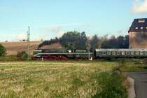 die 18 201 mal nicht schr�g von vorn... Aufnahme vom 1.9.07, ich hatte mich quer zum Gleis postiert um Wagen von der Breitseite her aufzunehmen. Als der Zug kam, man sieht ihn erst in alerletzter Sekunde, glaubte ich vom Ger�usch her nicht an eine Dampflok. Der Zug muss �ber 100km/h drauf gehabt haben. 