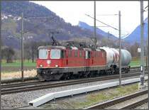 Re 4/4 II 11249 und 11xxx auf dem Weg zur Zementfabrik Untervaz bei Zizers. (21.11.2007)