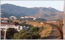 Als Erg�nzung zu Stefans Bild, der Hispania-Express mit DB,SBB und SNCF Wagen kurz vor der spanischen Grenze bei Cerb�re. (Archiv 07-80)