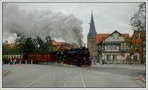 Der erste Zug auf den Brocken am 9.10.2007 wurde von 99 7243 bespannt. Die Aufnahme zeigt 8931 bei der Ausfahrt aus Wernigerode Westerntor. So nebenbei ein Tipp: Bei Sonnenschein sollte man diese Ausfahrt bei der Station Westerntor unbedingt am Nachmittag fotografieren, denn da liegt die Stelle im sch�nsten Licht. Man kann sich dann problemlos auf die Stra�e stellen, den ober mir befindet sich in diesem Fall die rote Lichtzeichenanlage der Bahn.