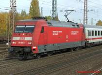 101 008 mit DB Werbung zieht einen IC aus dem Bochumer Hbf am Hp Bochum Ehrenfeld vorbei in Richtung Essen. (31.10.2007)