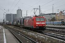 Die TRAXX- Werbelok 185 002 in M�nchen Ost am 17.11.07