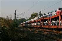 Mit 18 Autotransportwagen der DB und von ARS Altamnn am Haken ist die 185 238 mit einer sehr teueren Fracht bei Hohenlimburg von Ingolstadt nach Emden unterwegs. (06.10.07)