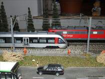 Zugbegegnung zwischen Abellio VT11001 (Fleischmann) und 150 111-3 (Roco)