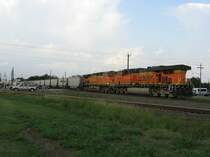 Die BNSF Loks 5929 und 5633 schieben am 21.11.2007 einen G�terzug nach. Aufgenommen in Sealy (bei Houston, Texas).