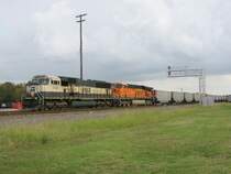 Die BSNF Loks 9762 und 6064 (dieses Lok tr�gt bereits das neue BNSF Logo) mit einem G�terzug am 21.11.2007 in Sealy (bei Houston, Texas).