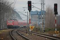 22.11.2007 143 271-5 mit RB13 von Sassnitz kommend f�hrt in Stralsund R�gendamm ein.