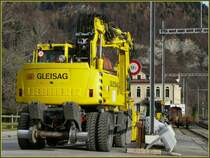 Schieneng�ngiger Bagger der Firma Gleis AG mit verstellbarer Achse f�r verschiedene Spurweiten in Malans. (22.11.2007)