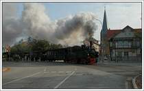 99 5902 am 10.10.2007 mit dem Traditionszug bei der Ausfahrt aus Wernigerode Westerntor.