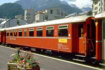 RhB - B 2232 am 05.06.1993 in Thusis - 2.Klasse Personenwagen schwere Stahlbauart - Baujahr 1931 - SIG/RhB - Fahrzeuggewicht 24,00t - Sitzpl�tze 52 - L�P 15,93m - zul�ssige Geschwindigkeit 80 km/h - RhB Logo in rh�toromanisch - �3=13.01.1989 - Lebenslauf: ex C4 2232 - 1956 B4� 2232 - 1964 B 2232 - 06/1997 Abbruch!
