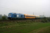 253 der Press auf dem Weg zum Weimarer Zwiebelmak. Bemerkenswert der 1. Wagen hinter der Lok, ein Schlafwagenprototyp f�r die DR.