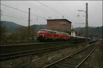 225 094 und 225 109 durchfahren, mit einem mindestens 2000 Tonnen Coilzug nach Finnentrop oder Kreuztal, den Bahnhof Werdohl. (29.11.07)