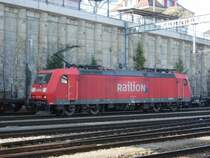 Eine DB Br 185 steht zu Probefahrten im Bahnhof Spiez.  28.11.07