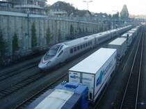 Ein brandneuer ETR 610 von Cisalpino , Trenitalia und SBB steht im BLS Bahnhof Siez bereit, um weitere Testfahrten durch den L�tschberg Basistunnel zu machen. Am 29.11.07 Bahnhof Spiez, Fussg�nger�berf�hrung.   Ein Traumbild, nicht wahr?