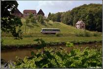 Im August 1997 ist VT 772 121 bei Stein unterhalb des Rabenbergfelsens unterwegs.