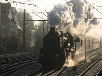 58 311 der UEF durchf�hrt am kalten Morgen des 29.11.2007 mit DBZ 88749 nach Neustadt (Weinstr) den Bf Plochingen. Durch das Gegenlicht und die K�lte kommt der Rauch richtig gut zur Geltung.