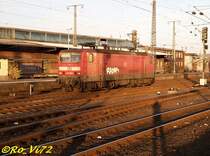 143 188-1 durchf�hrt Dortmund Hbf, im Hintergrund der ehemalige Gbf Dortmund. Unten rechts,der Fotograf als Schatten. 24.11.2007.
 