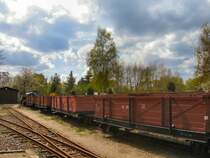 offene G�terwagen der Muskauer Waldeisenbahn, Ladefl�che mit Sitzb�nken f�r die Personenbef�rderung bei Sonderfahrten versehen, Aufnahme: Mai 2006
