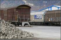 in der Umschlagsanlage in Landquart zwischen Strasse und Schiene einerseits und RhB/SBB anderseits. Die Knollen im Vordergrund sind keine B�ndner Steine, sondern Zuckerr�ben. (21.11.2007)