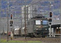 Ae 6/6 11405 verl�sst Landquart Richtung Zementwerk Untervaz. (21.11.2007)
