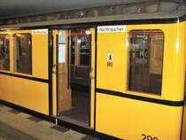 Hist. U-Bahnwagen (Gro�profil) wartet auf Fahrg�ste, Sommer 2007