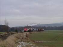 294 580 mit einem G�terzug auf dem Weg zur Wasserscheide kurz vor Gebenbach! (30.11.2007, Strecke Amberg-Schnaittenbach) Im Hintergrund ist der Monte Kaolino zu sehen, auf dem man im Sommer sogar Ski fahren kann. 