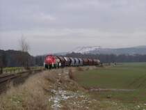 294 580 mit einem G�terzug auf dem Weg zur Wasserscheide kurz vor Gebenbach! (30.11.2007, Strecke Amberg-Schnaittenbach) Im Hintergrund ist der Monte Kaolino zu sehen, das Wahrzeichen der Stadt Hirschau. 