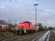 294 580 steht mit ihrem schweren G�terzug im Bahnhof von Hirschau. (30.11.2007, Strecke Amberg-Schnaittenbach)
