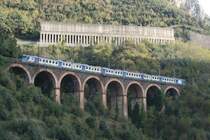 Ein Ale 642 �berquert das Viadukt bei Cava de Terreni auf der strecke Napoli - Salerno; 11.11.2007