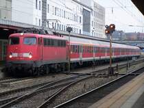 Die 110 418-1 stand am 30.November 2007 mit einem Regionalzug im Bahnhof Ulm Hbf. Der Zug fuhr von Ulm Hbf nach Geislingen/Steige.