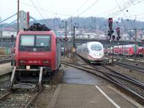 Ulm Hbf am 30.November 2007. Links: 482 007-2 der SBB-Cargo abgestellt in Ulm. Mitte: ICE-3 (Baureihe 403) von Dortmund Hbf nach M�nchen Hbf. Rechts: Messzug mit 120 501  Bahntechnik mit Kompetenz  und einem Messwagen sowie 2 Dostos der S-Bahn Dresden.