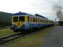 Diesel Triebwagen 4407 des Vereins CFV3V, in Doppeltraktion mit 4403 des Vereins Stoomcentrum Maldegem, kommt aus Richtung Marienbourg in Treignes an. 23.09.06