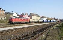Eine 232 mit einem G�terzug am 11.4.2007 in Amberg.