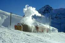 RhB Dampfschneeschleuder-Extrazug f�r GRAUB�NDEN TOURS 9466 von Ospizio Bernina nach km 21,600 am 31.01.1998 am Lago Bianco mit Dampfschneeschleuder X d rot 9213 - Triebwagen ABe 4/4II 41
