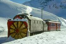 RhB Dampfschneeschleuder-Extrazug f�r GRAUB�NDEN TOURS 9466 von Ospizio Bernina nach km 21,600 am 31.01.1998 am Lago Bianco mit Dampfschneeschleuder X d rot 9213 - Triebwagen ABe 4/4II 41
