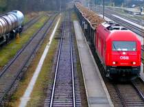2016 075-0 erreicht bei str�menden Regen mit ihrem 1294To,72Ax R�benzug; (Nachschiebetandem 2070 001-9 + 032-4) den Bhf. RIED i.I.; 071130