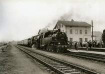 BR64007 vor BR 52 und Personenzug aus vierachsigen REKO-Wagen am Bahnsteig in D�rrr�hrsdorf (Sachsen) anl��lich der Sternfahrten um 1985. D�rrr�hrsdorf liegt an der Strecke Pirna - Neustadt(Sa)