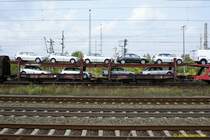 02.09.2007: G�terwaggon Typ Laekks mit Audi A3 Personenwagen beladen, beim durchfahren des Lehrter Bahnhof's.