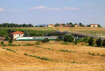 hier also die unter Kommentare zum Bild des  Treno Notte versprochene Ansicht der Strassenbr�cke, deren Auffahrt dort als Standpunkt diente. Die Landschaft ist an der Stelle so genial abwechslungsreich dass mehrere Motive m�glich sind. 