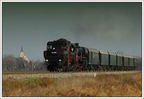 Am 2.12.2007 fand auf der GKB eine Sternfahrt zum Nikolausmarkt in Lieboch statt. Von Deutschlandsberg aus fuhr 52.1227 nach Lieboch, von K�flach aus der Rote Blitz der Steirischen Eisenbahnfreunde. Die Aufnahme zeigt die Zuf�hrung des Dampfsonderzuges nach Deutschlandsberg als SPz 8527 kurz nach Gro�. St. Florian.