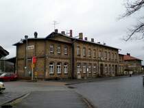 Empfangsgeb�ude des Bahnhofs Artern. Wie viele Kleinstadtbahnh�fe steht auch dieses leer, Fahrkartenausgabe gibts hier schon lange nicht mehr und wer sich mit dem Automaten nicht auskennt...., 5.12.2007