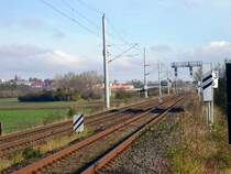 Die Gleise der  Hauptbahn  Erfurt-Sangerhausen und rechts daneben die Gleise der Unstrutbahn Artern-Naumburg. Auf letzterer ruht der Verkehr jetzt leider schon ein Jahr...vielleicht gibt es im n�chsten Jahr neue positive Entwicklungen. Im Hintergrund die Einfahrtsvorsignale des Bahnhofs Artern; Herbst 2007
