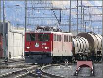 Ge 6/6 II 701  Raetia  verl�sst Landquart Richtung Pr�ttigau mit einem Kesselwagenzug. (12.11.2007)