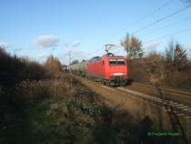 145 064-2 am 1.12.2007 mit einem Kesselwagenzug durch Limmer